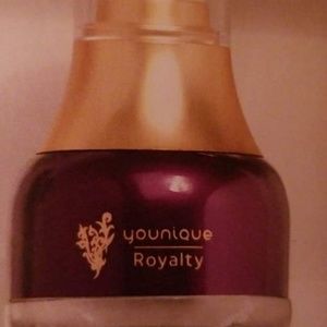 Younique Royalty Instant lifting serum.